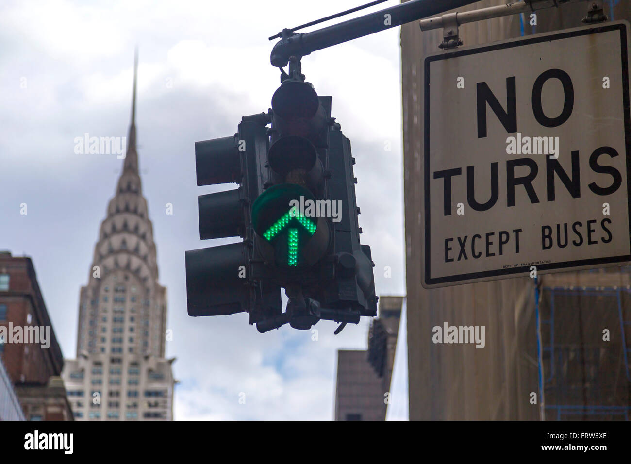 Assenza di spire cartello stradale con il semaforo verde e il Chrysler building in background Foto Stock