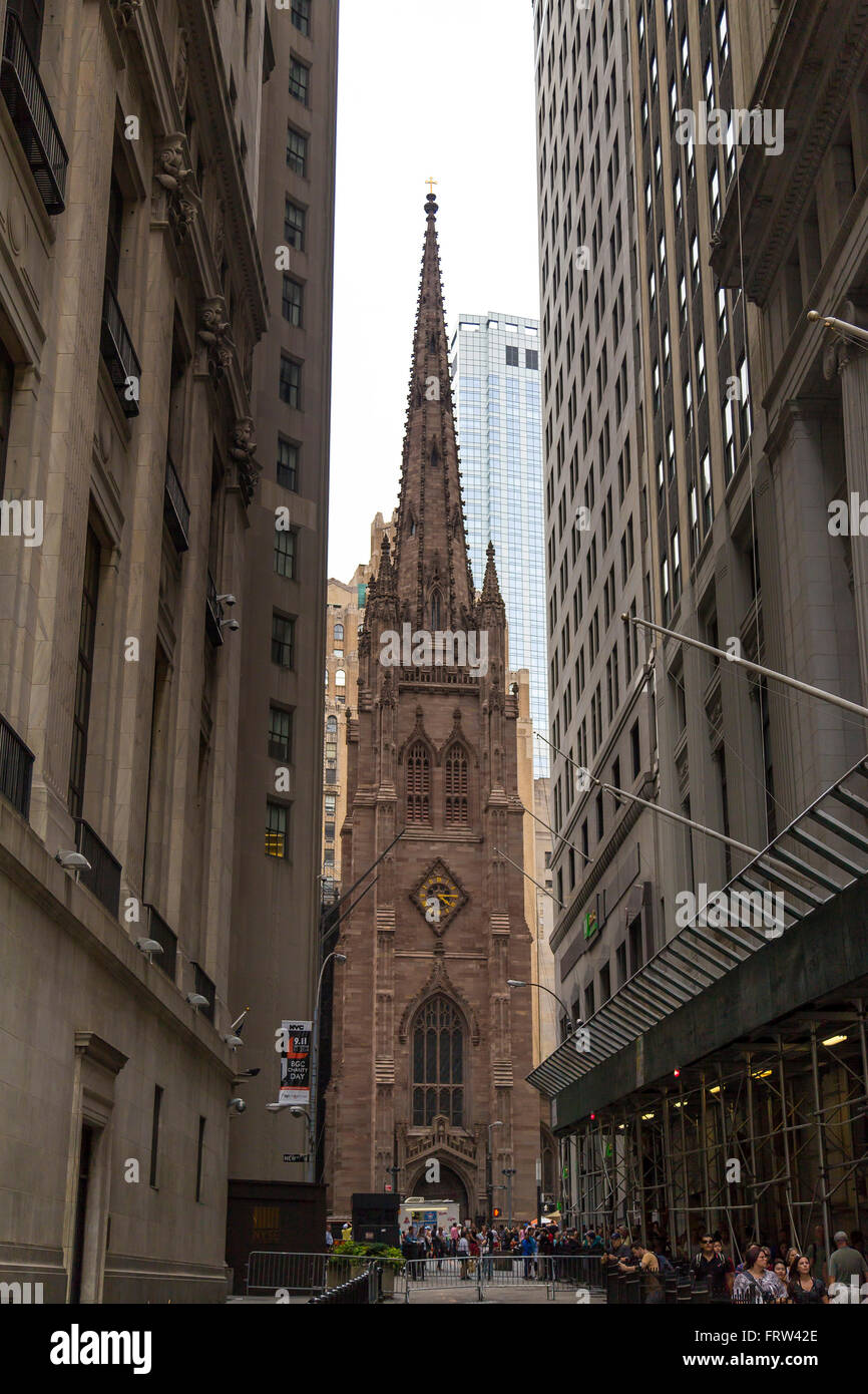 Chiesa della Trinità in corrispondenza dell'intersezione di Wall Street e Broadway a Manhattan NYC Foto Stock