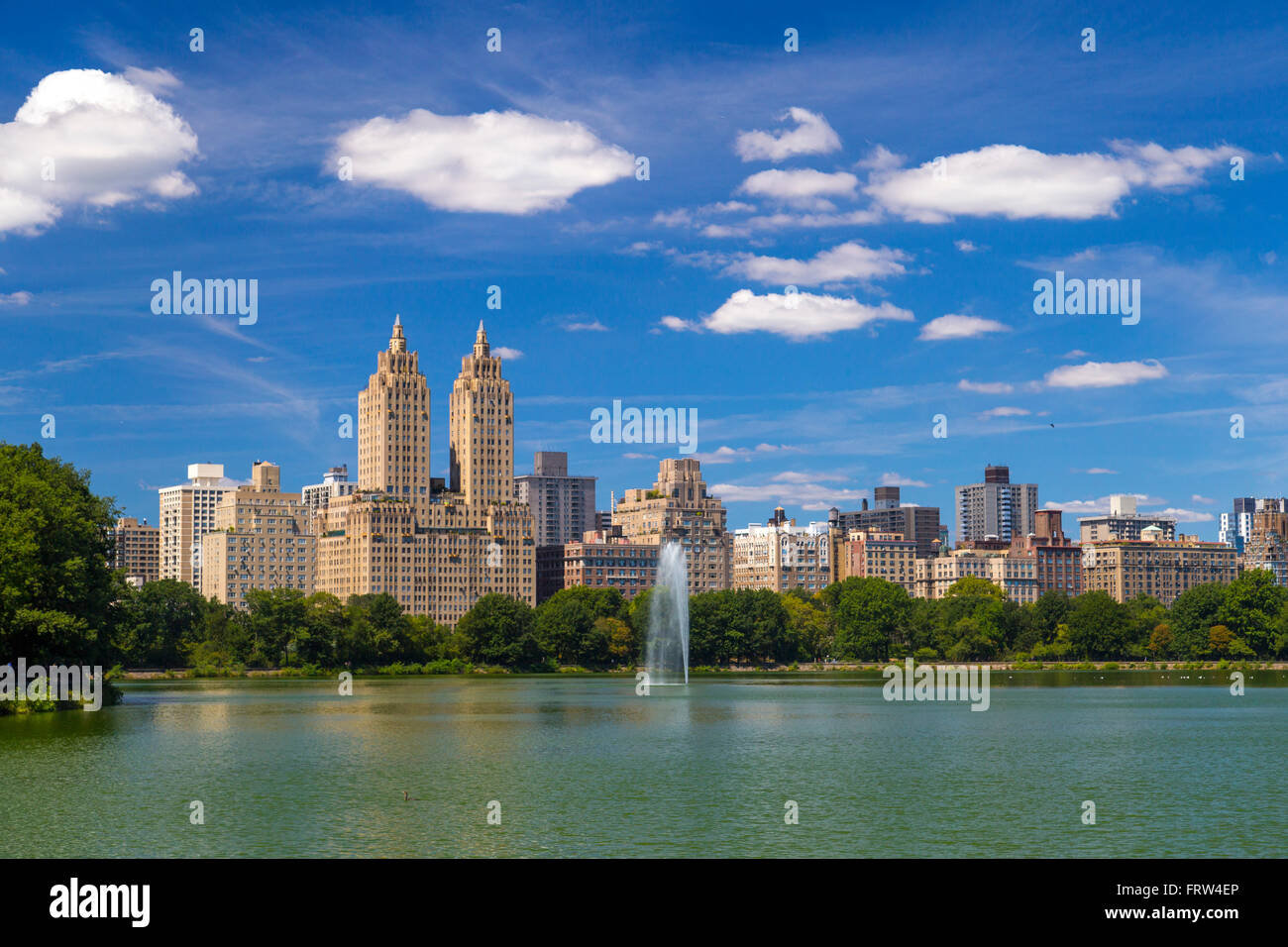 Eldorado appartamento di lusso edificio e Jacqueline Kennedy Onassis serbatoio visto da di Central Park a New York Foto Stock