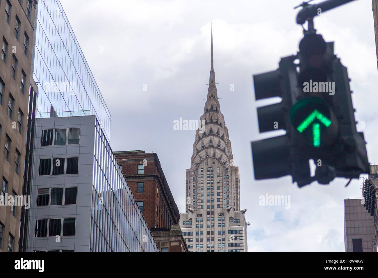 Green Street light con Chrysler Building in background, New York City Foto Stock