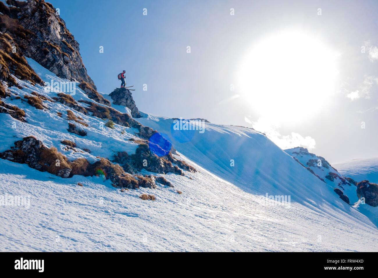La Romania, Carpazi Meridionali, sciatore nel paesaggio invernale Foto Stock