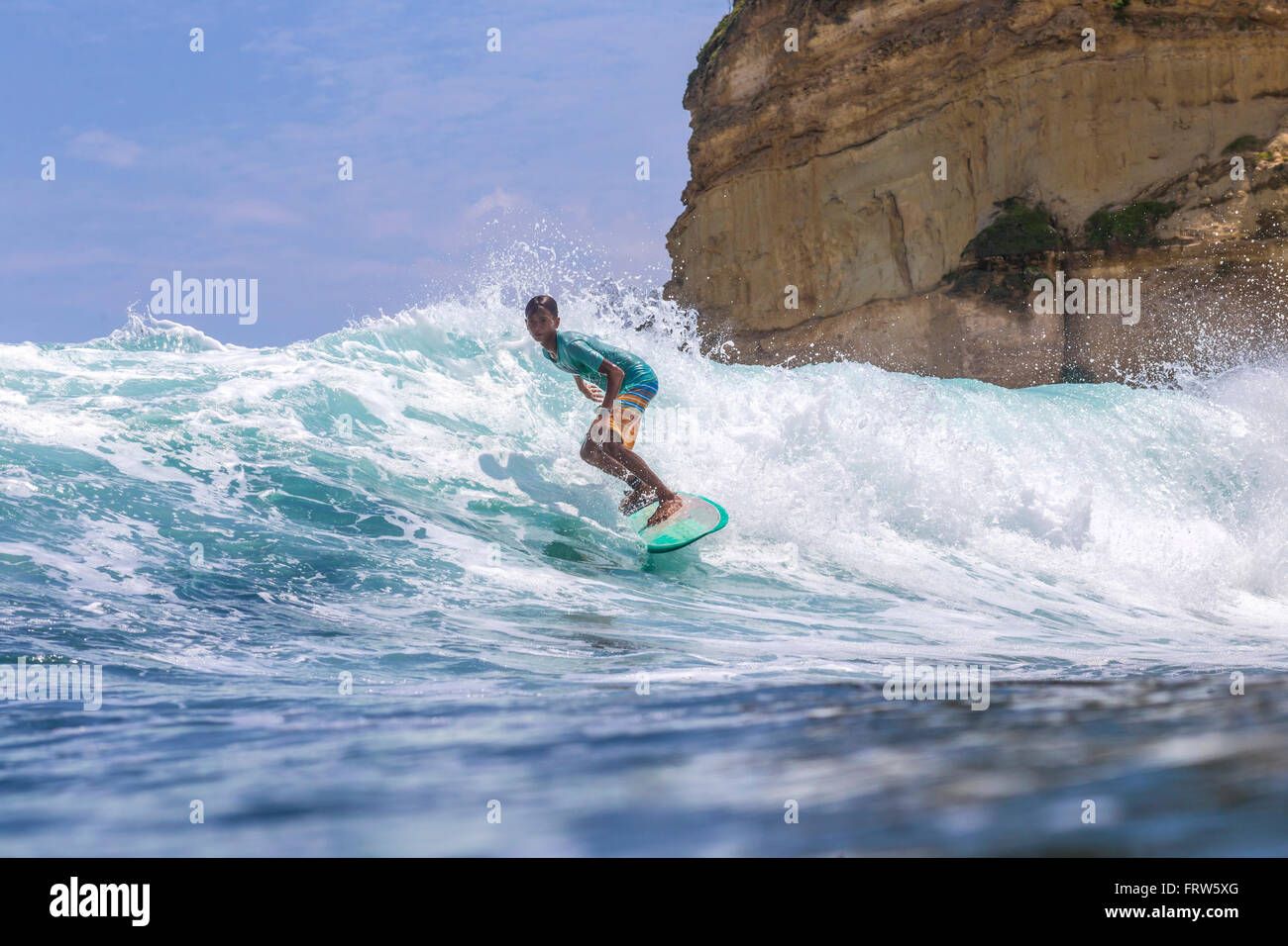 Indonesia, Lombok, Surfer su un'onda Foto Stock