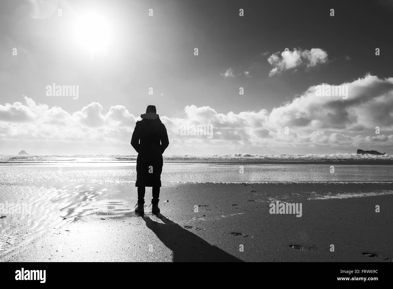 Francia, Bretagne, Finisterre, Crozon penisola, donna in piedi sulla spiaggia Foto Stock