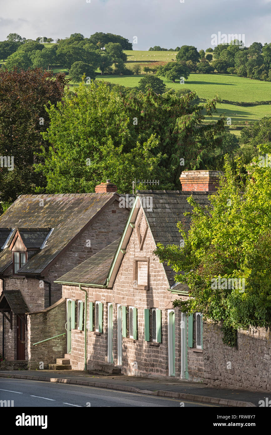 Nel Regno Unito, in Galles, Hay-on-Wye, vecchie case di Church Street con le colline in background Foto Stock