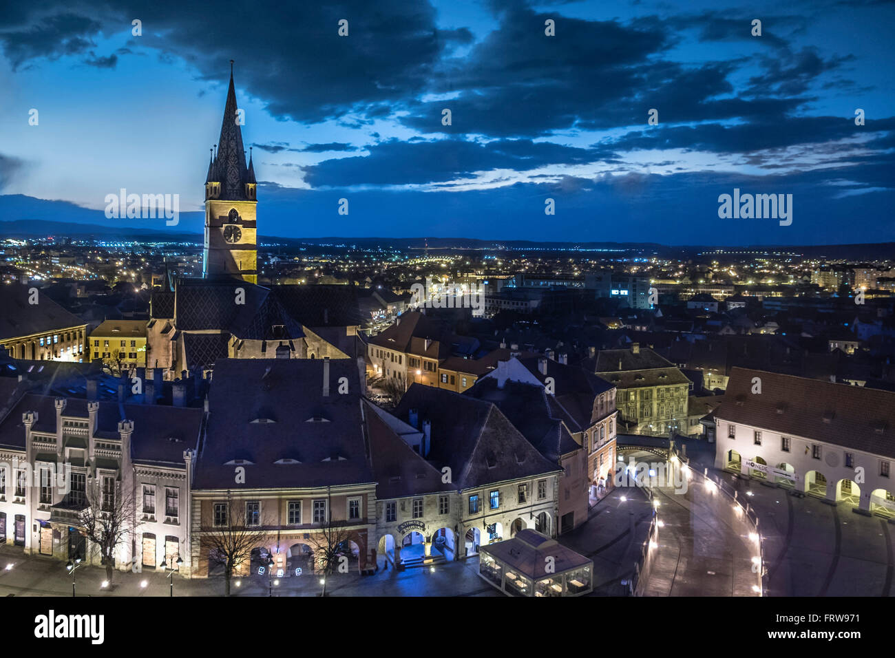 Romania, Sibiu, città vecchia, chiesa evangelica di sera Foto Stock