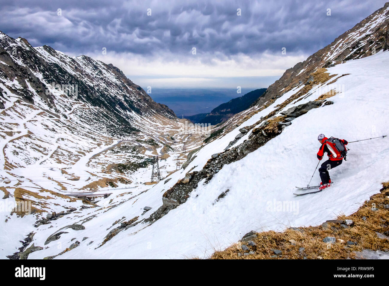 La Romania, Carpazi Meridionali, Monti Fagaras, sciatore nel paesaggio invernale Foto Stock