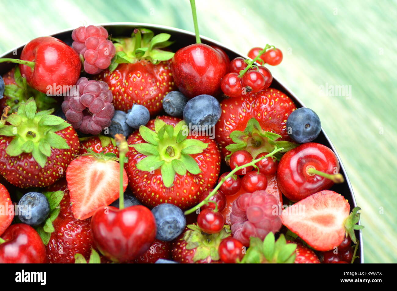 Varietà di frutti di bosco, fragole, lamponi, ciliegie, mirtilli e ribes, sul tavolo Foto Stock