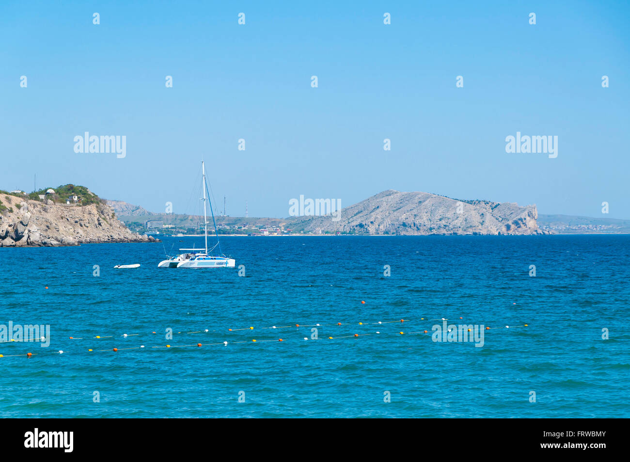 Vista del Mar Nero bay e yacht ormeggiati in estate, villaggio di Novyi SVIT/ASFI, Crimea, Ucraina Foto Stock
