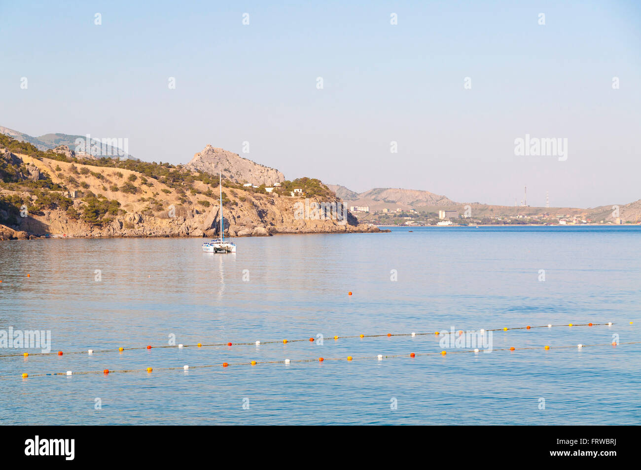 Vista del Mar Nero bay e yacht ormeggiati in estate, villaggio di Novyi SVIT/ASFI, Crimea, Ucraina Foto Stock