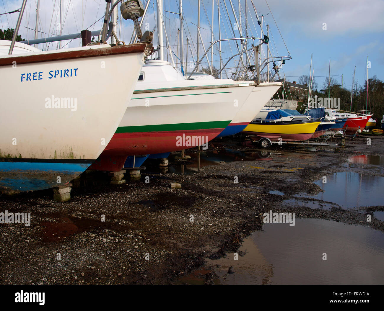 Yachts in un cantiere, Loe Beach, Feock, Cornwall, Regno Unito Foto Stock