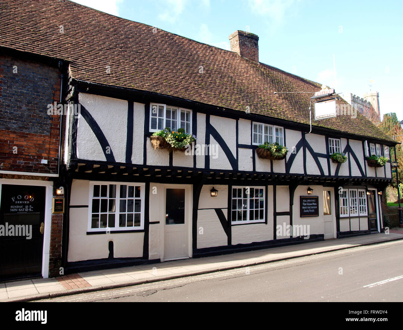La vecchia casa a casa, un mezzo in legno risalente al XVI secolo pub a Havant, Portsmouth, Hampshire, Regno Unito Foto Stock
