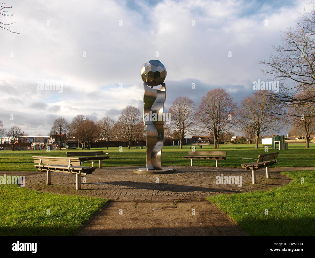 Scultura orbitale da John Thomson in Havant Park, Havant, Hants, Regno Unito Foto Stock