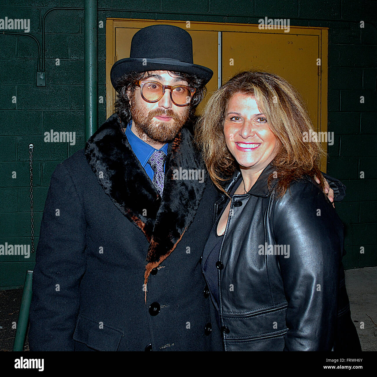 Arlington, Virginia, Stati Uniti d'America, 17 dicembre, 2006 Sean Lennon withfans al di fuori del Teatro Birchmere Credito: Mark Reinstein Foto Stock