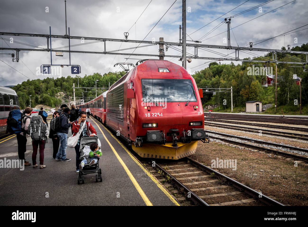 Il moderno treno in prossimità della piattaforma Foto Stock