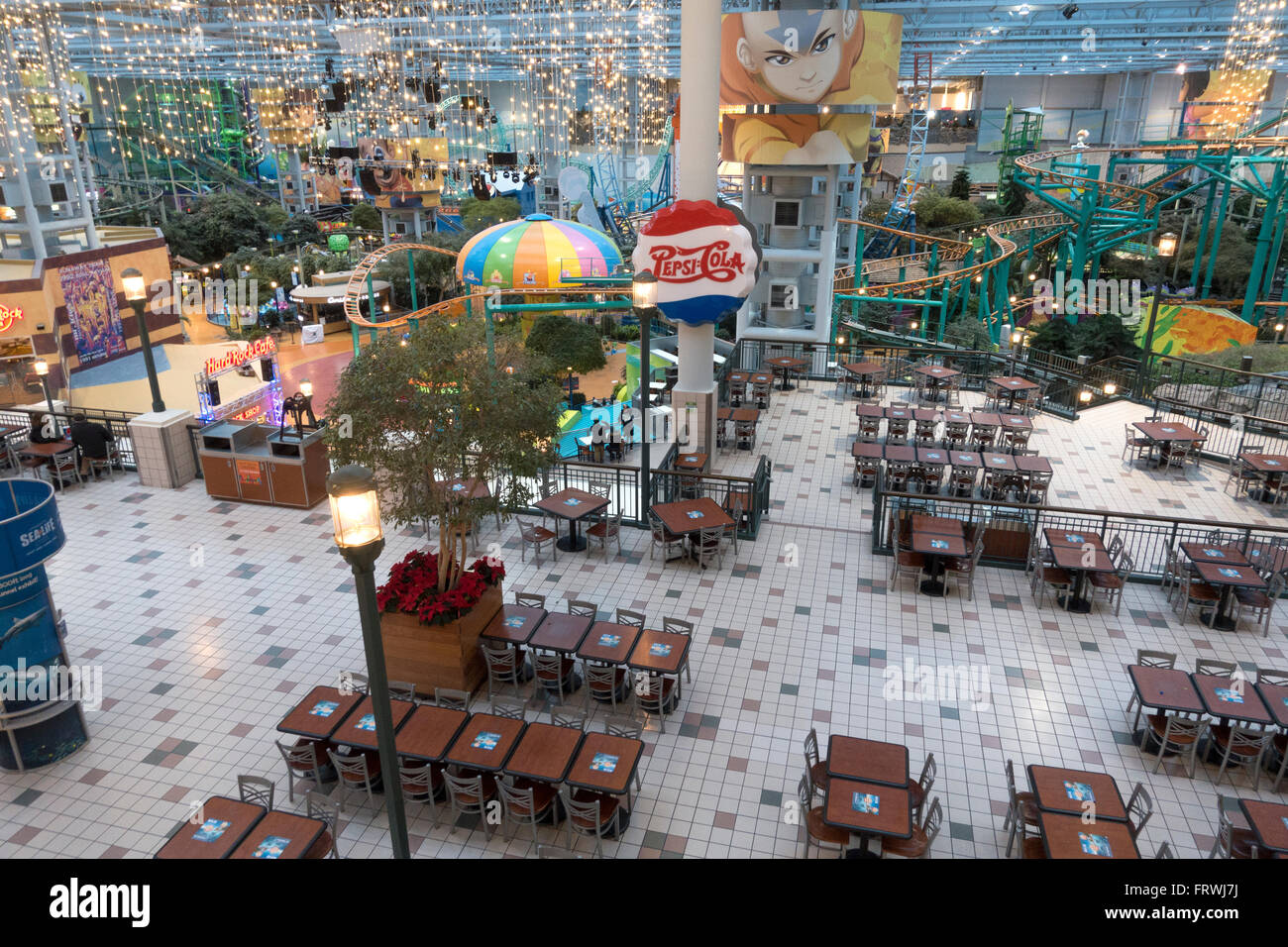 Piuttosto vacante look del Mall of America entertainment center il giorno di Natale. Bloomington MN Minnesota USA Foto Stock