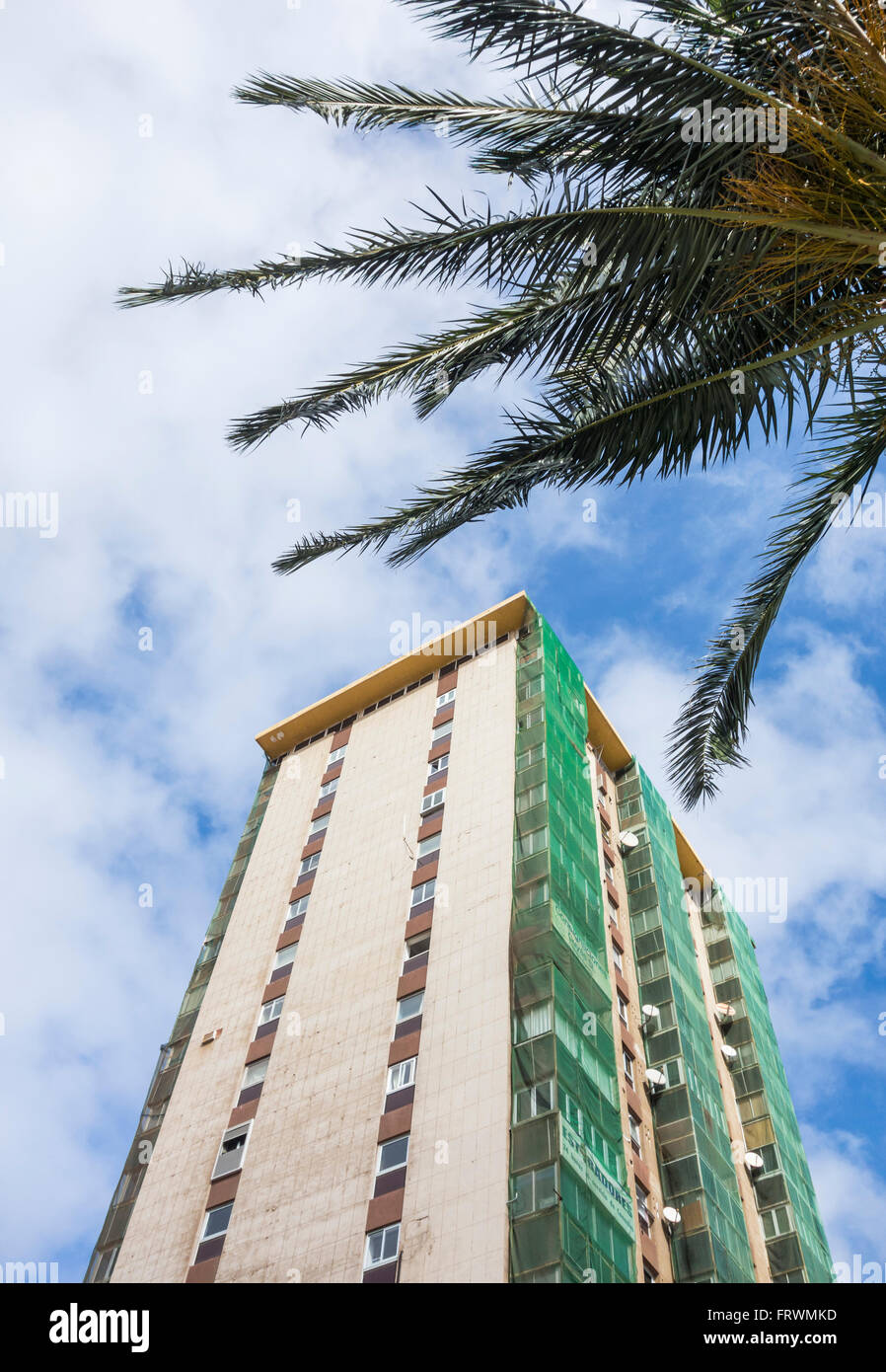 Il verde di compensazione di balconi di copertura per contenere la caduta di muratura sul vecchio blocco di appartamenti a Las Palmas de Gran Canaria, Foto Stock