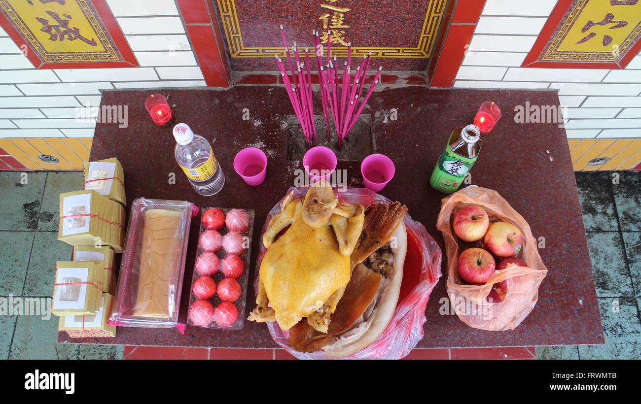 Il culto degli antenati durante il ching ming festival è un modo che il cinese mostrano la pietà filiale di Taiwan Foto Stock