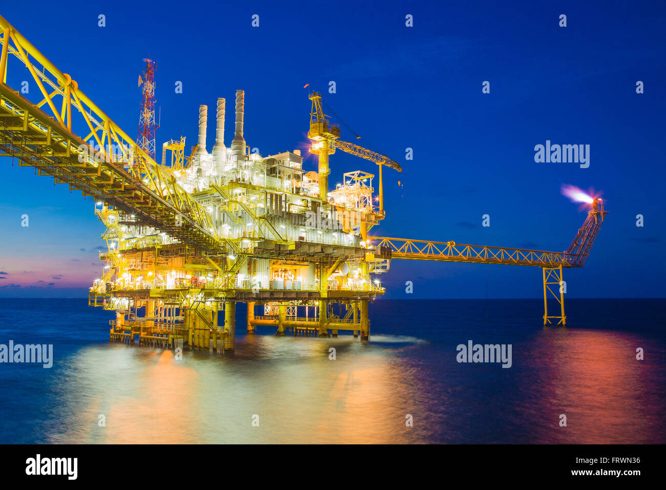 Olio e gas piattaforma di elaborazione che producono gas naturale e la condensa. Foto Stock