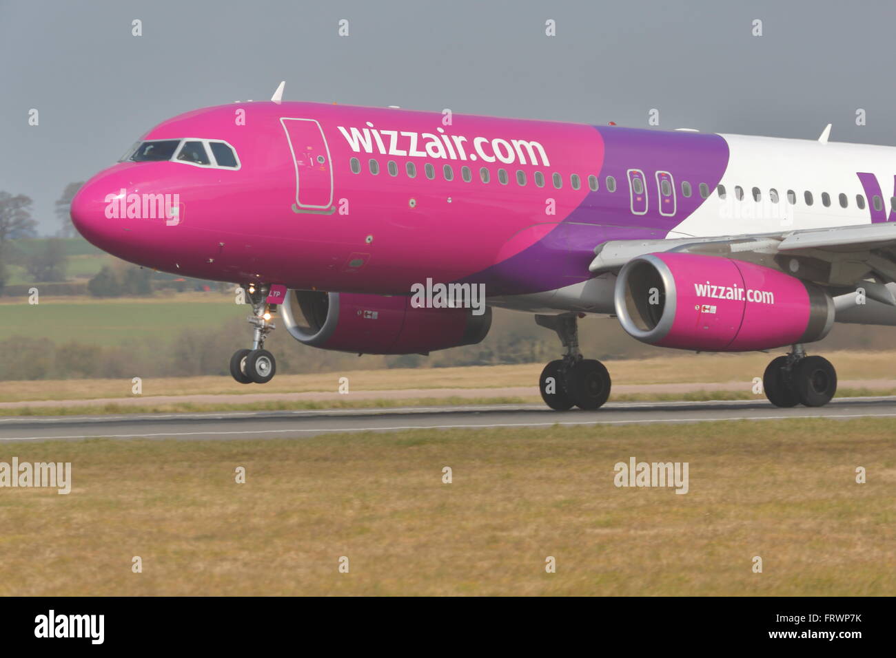 Compagnia aerea low-cost Wizzair Airbus A320-200 HA-LYP atterraggio all'Aeroporto London Luton, Regno Unito Foto Stock
