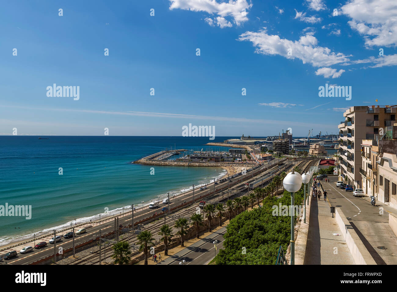 Vista di fronte mare della città di Tarragona, dalla stazione ferroviaria e dalla stazione ferroviaria, Foto Stock