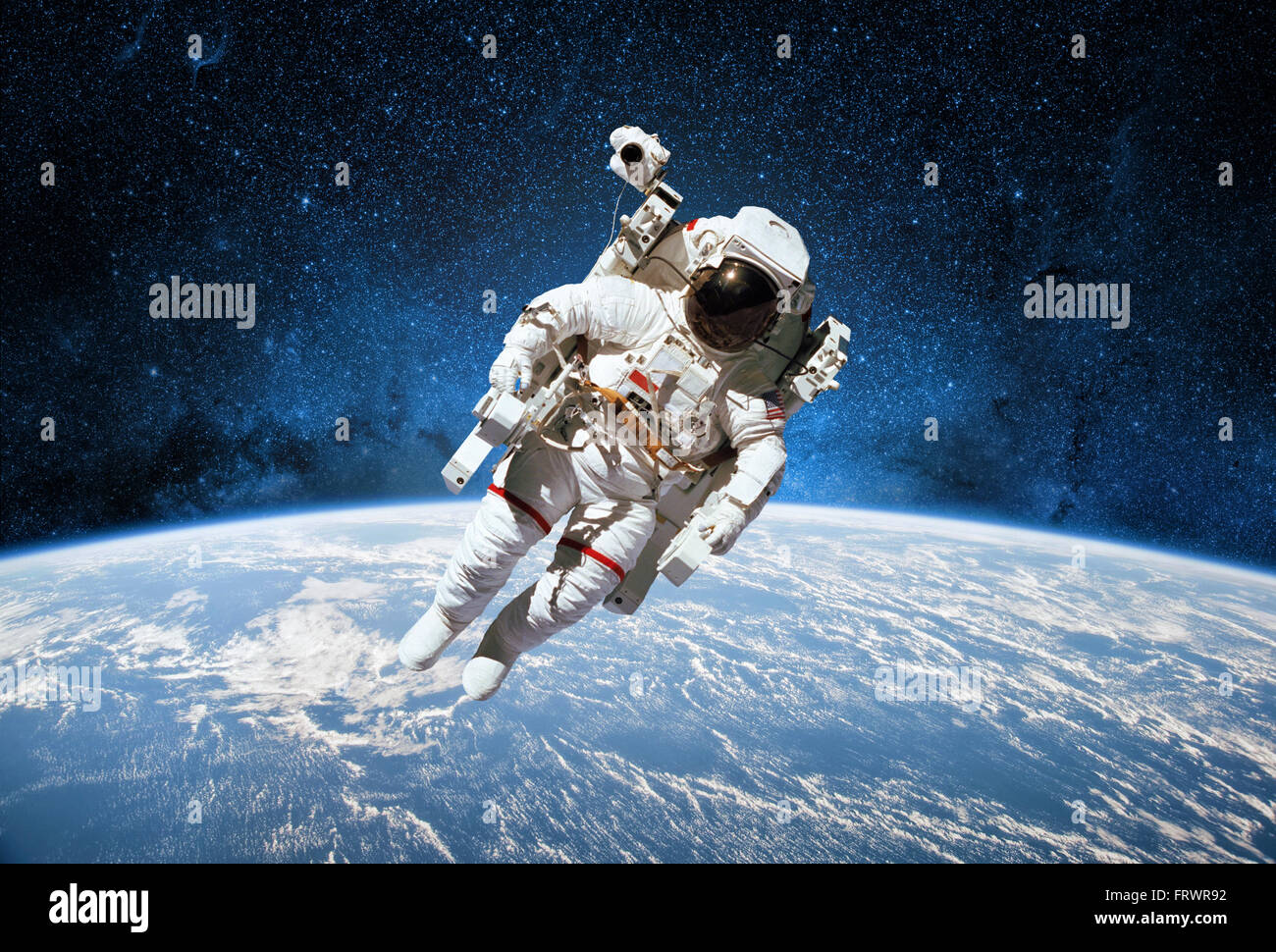 Astronauta nello spazio esterno con il pianeta terra come sfondo. Gli elementi di questa immagine fornita dalla NASA. Foto Stock