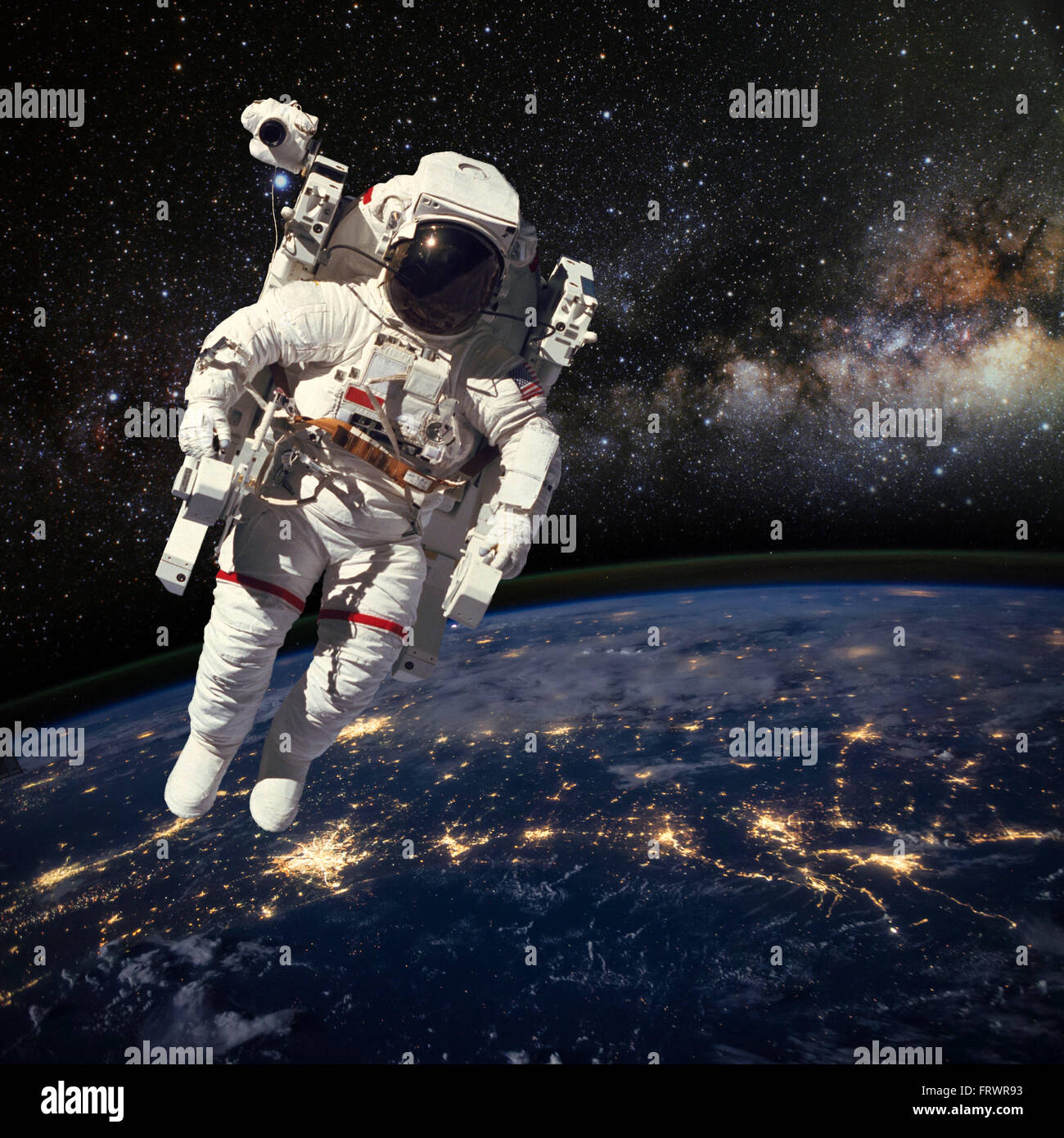 Astronauta nello spazio esterno al di sopra della terra durante la notte. Gli elementi di questa immagine fornita dalla NASA. Foto Stock