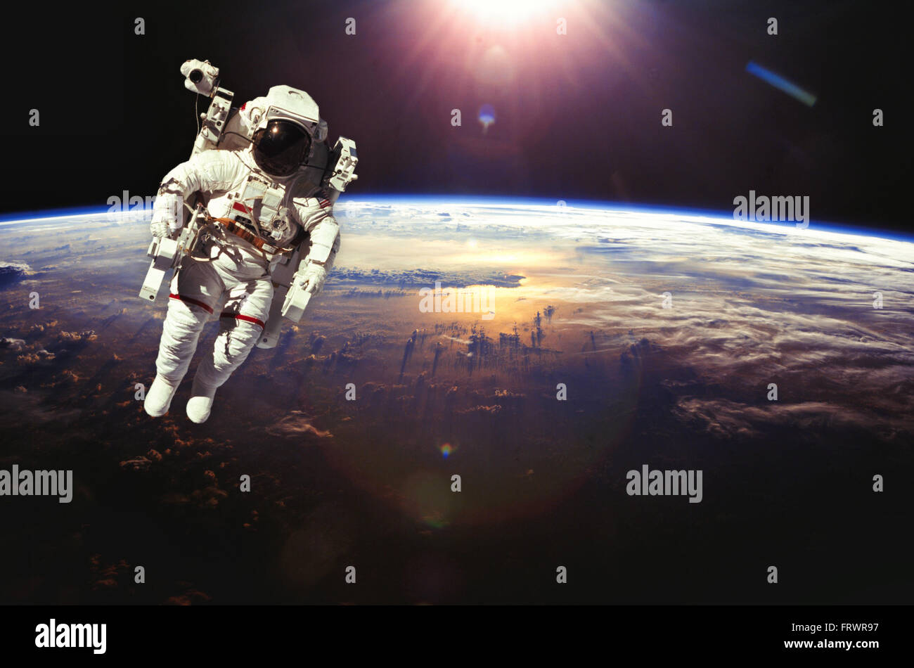 Astronauta nello spazio esterno al di sopra della terra durante il tramonto. Gli elementi di questa immagine fornita dalla NASA. Foto Stock