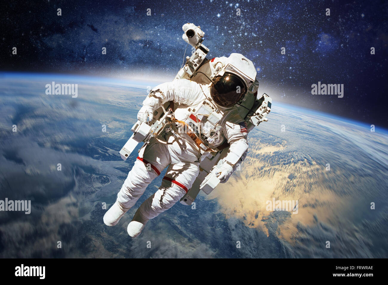 Astronauta nello spazio esterno con il pianeta terra come sfondo. Gli elementi di questa immagine fornita dalla NASA. Foto Stock