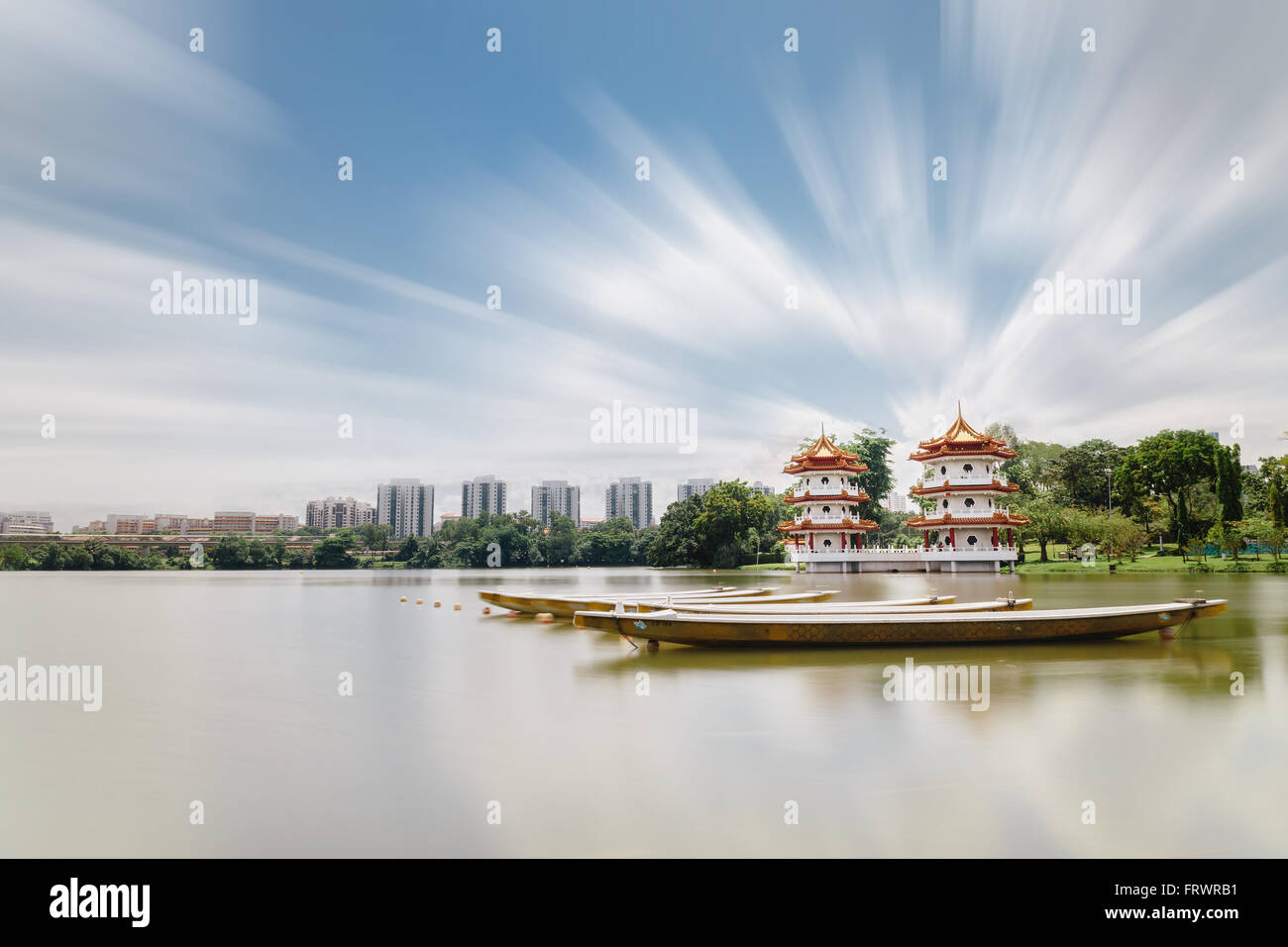 Singapore giardini cinesi tranquilla mattina scena con barche Foto Stock