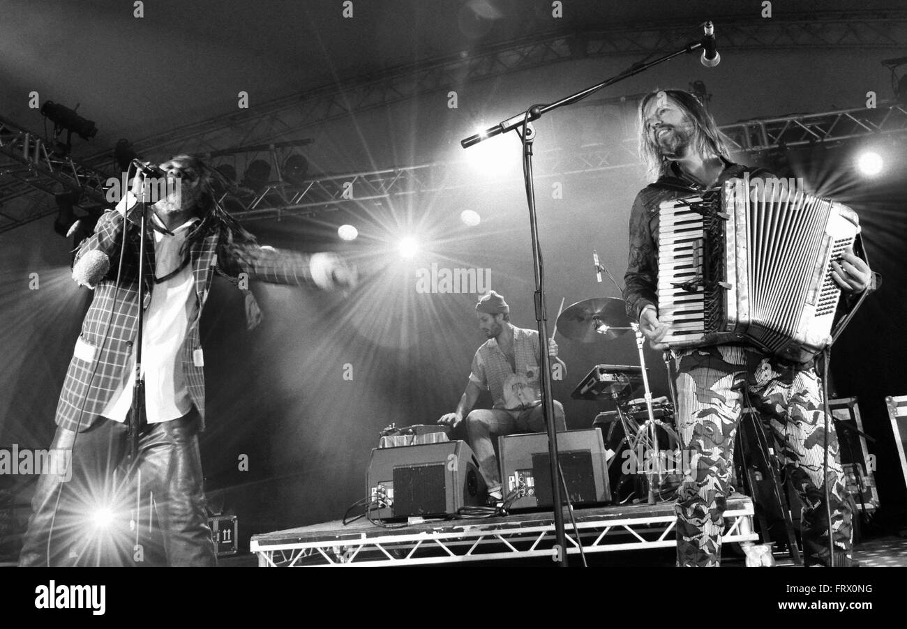 Black and White, sul palco, Winston McAnuff, parte di Winston e Fixi, Womad 2015, Charlton Park, Wiltshire, Inghilterra, Regno Unito, GB. Foto Stock