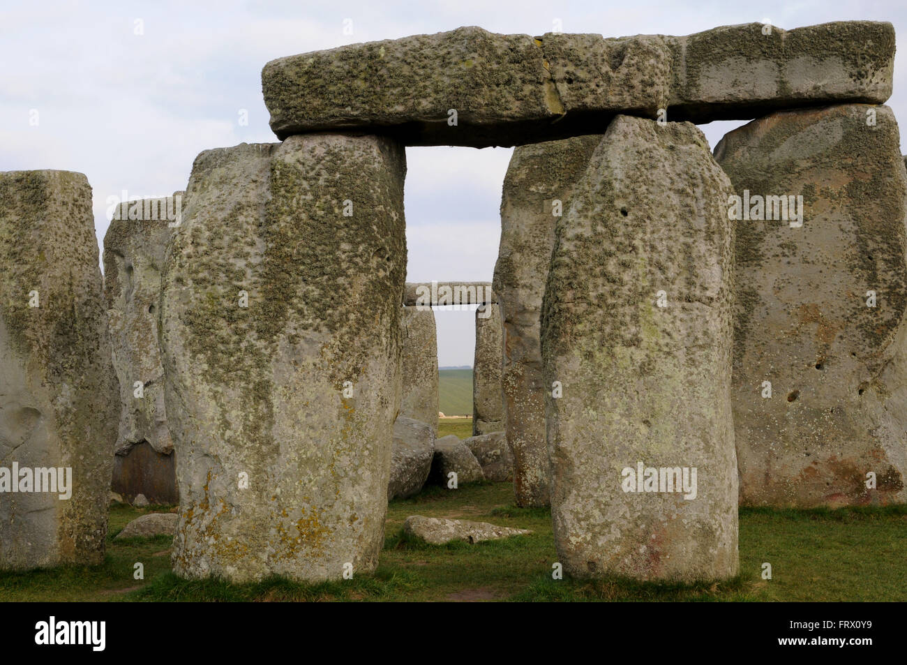 Le pietre permanente a Stonehenge, un iconico del Patrimonio Mondiale UNESCO nella contea inglese di Wiltshire non lontano da Salisbury. Foto Stock