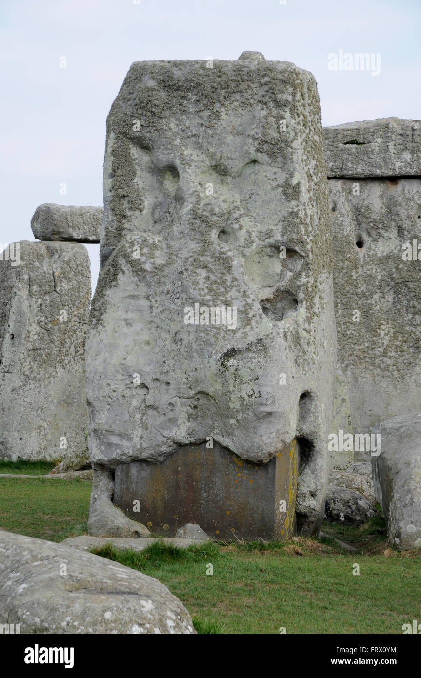 Le pietre permanente a Stonehenge, un iconico del Patrimonio Mondiale UNESCO nella contea inglese di Wiltshire non lontano da Salisbury. Foto Stock