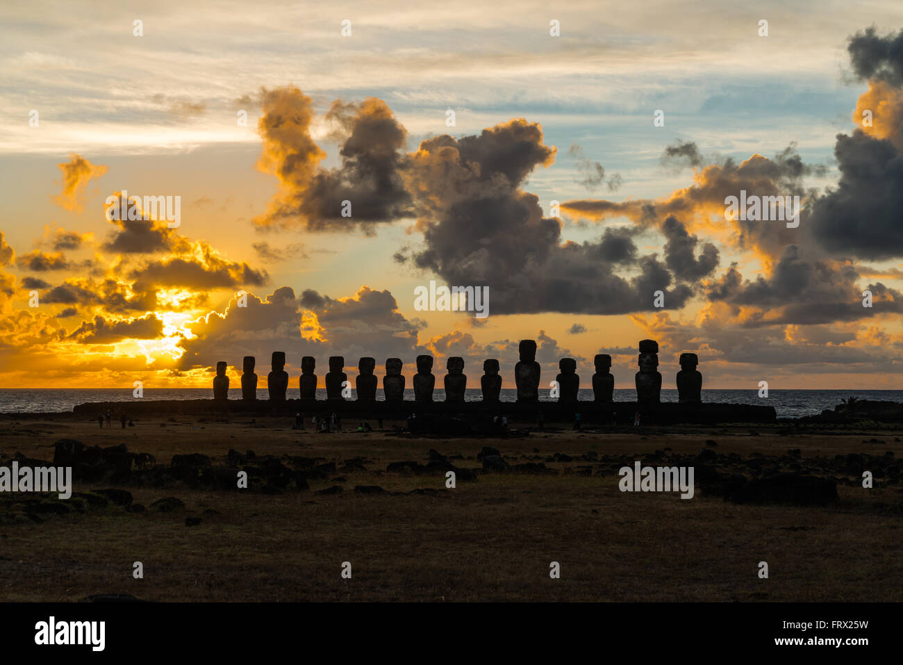 Moai a Ahu Tongariki sull'isola di pasqua di sunrise Foto Stock