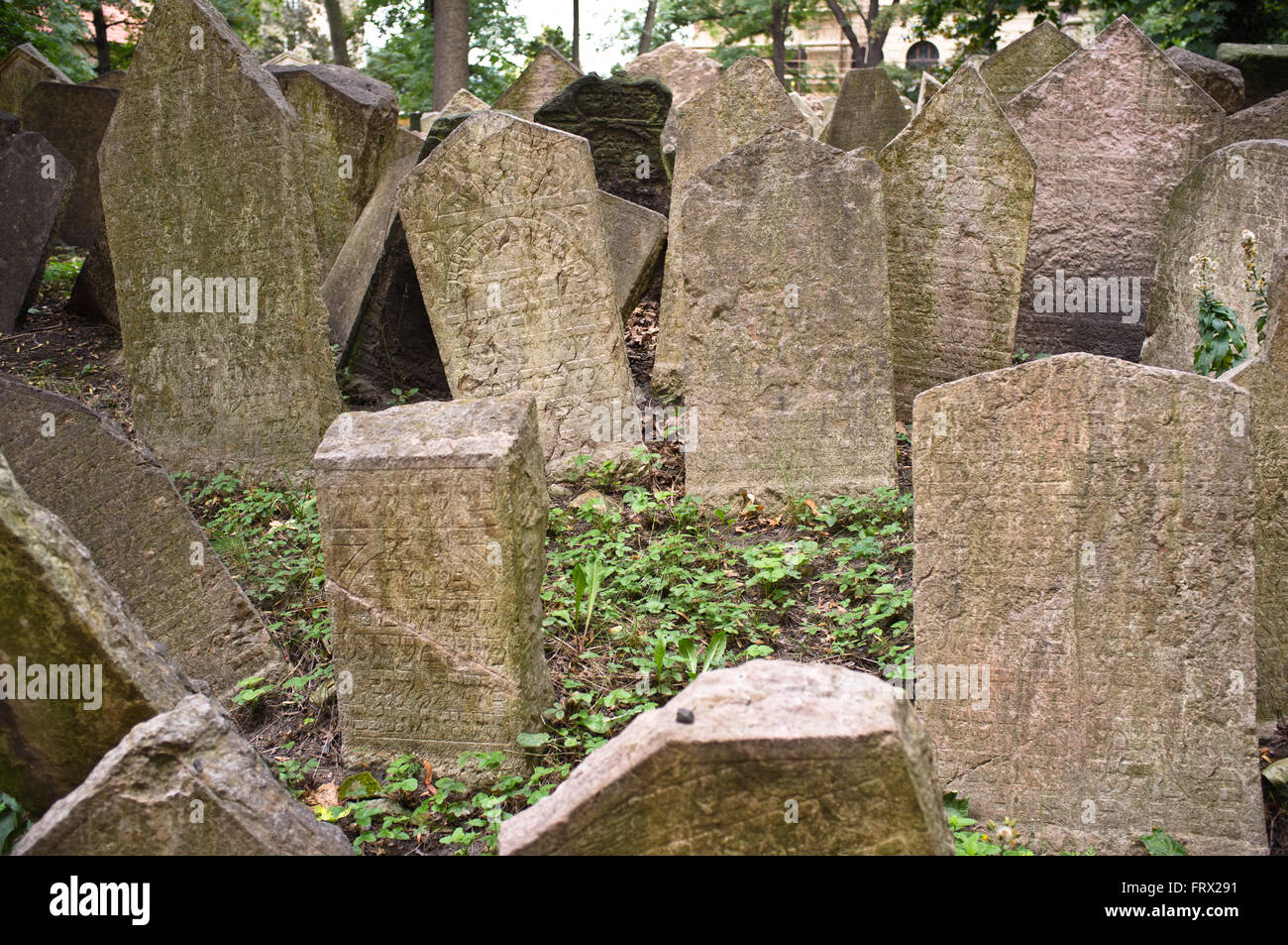Gli oggetti contrassegnati per la rimozione definitiva al vecchio cimitero ebraico "Beth Chaim" (Casa della vita), Praga Repubblica Ceca, UE Foto Stock