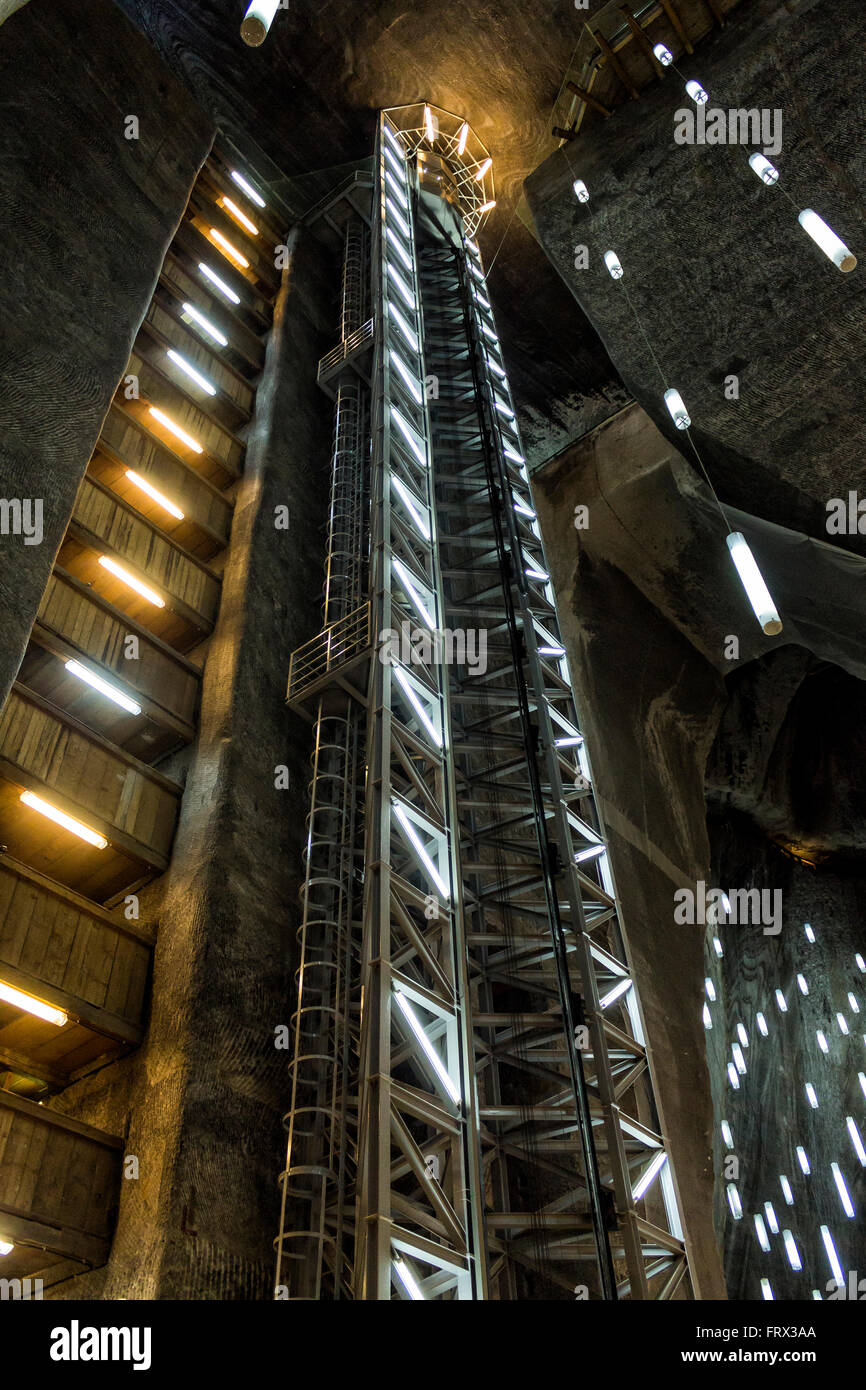 Turda, Romania - Marzo 12, 2016: ascensore nell'Isola di Salina Turda miniera di sale di Turda, Romania Foto Stock