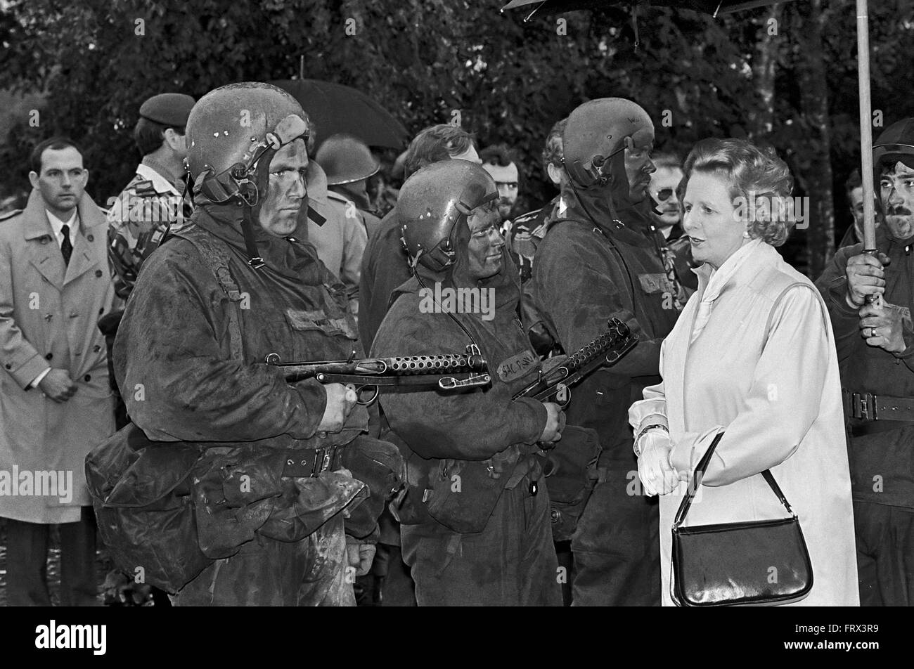 Il Primo Ministro britannico Margaret Thatcher visita le truppe durante esercitazioni NATO in Germania (settembre 1986) - il Primo Ministro inglese Margaret Thatcher in visita alle truppe durante esercitazioni Nato in Germania (settembre 1986) Foto Stock
