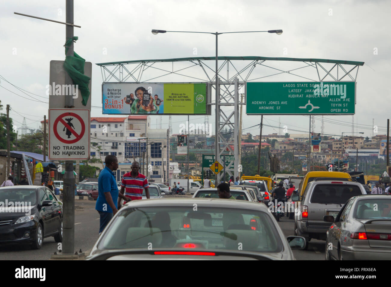 Inceppamento di traffico e vista sulla città di Lagos, la più grande città della Nigeria e del continente africano. Foto Stock