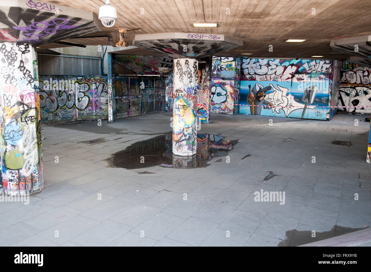 Scena urbana in una città con graffiti sulle pareti Foto Stock