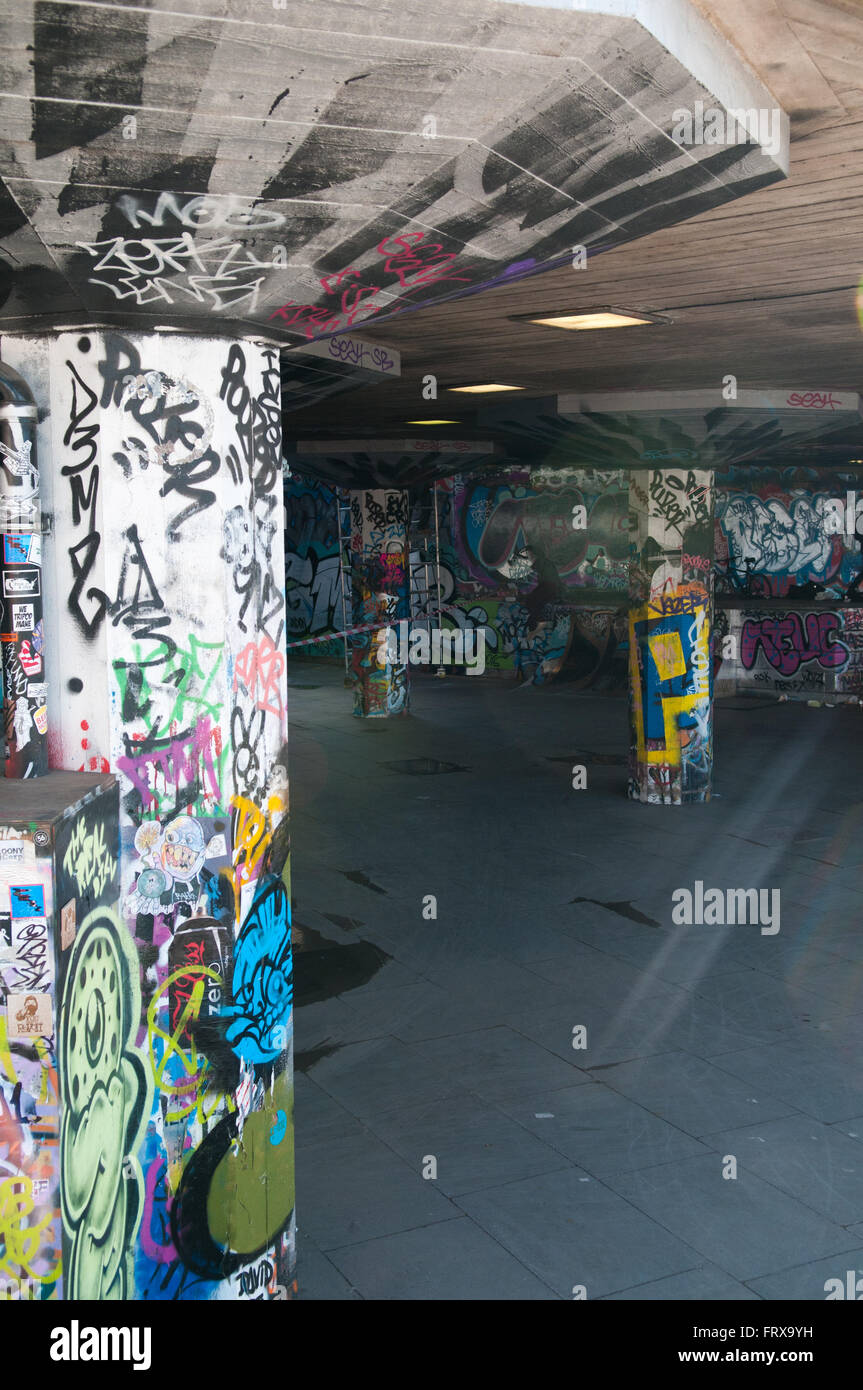 Scena urbana in una città con graffiti sulle pareti Foto Stock