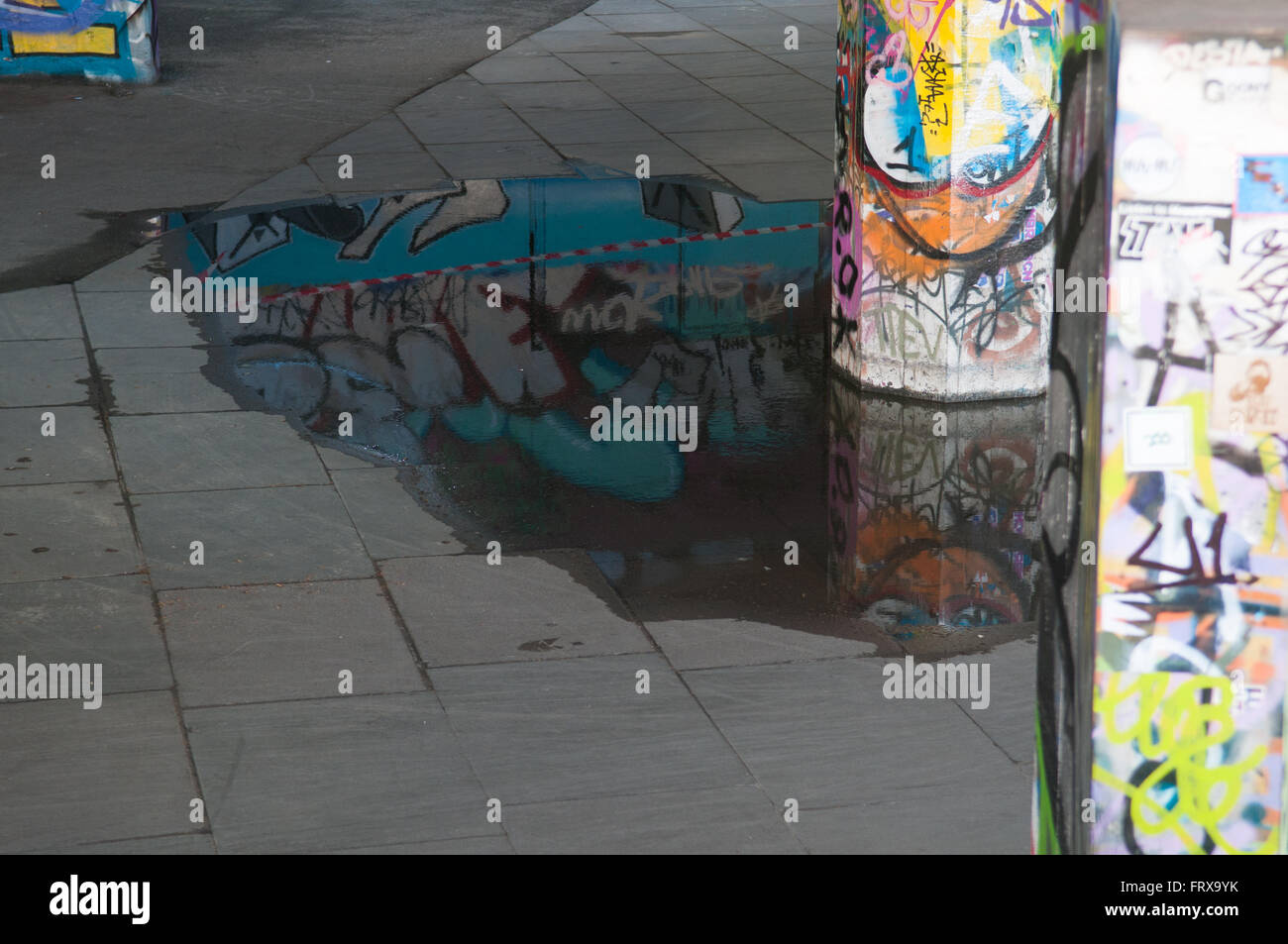 Scena urbana in una città con graffiti sulle pareti Foto Stock