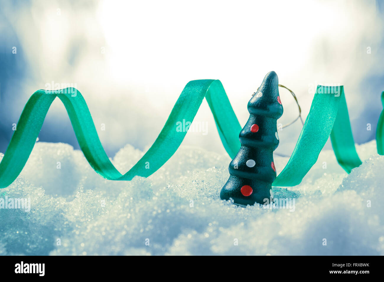 Decorazione di Natale per la progettazione su sfondo di neve Foto Stock