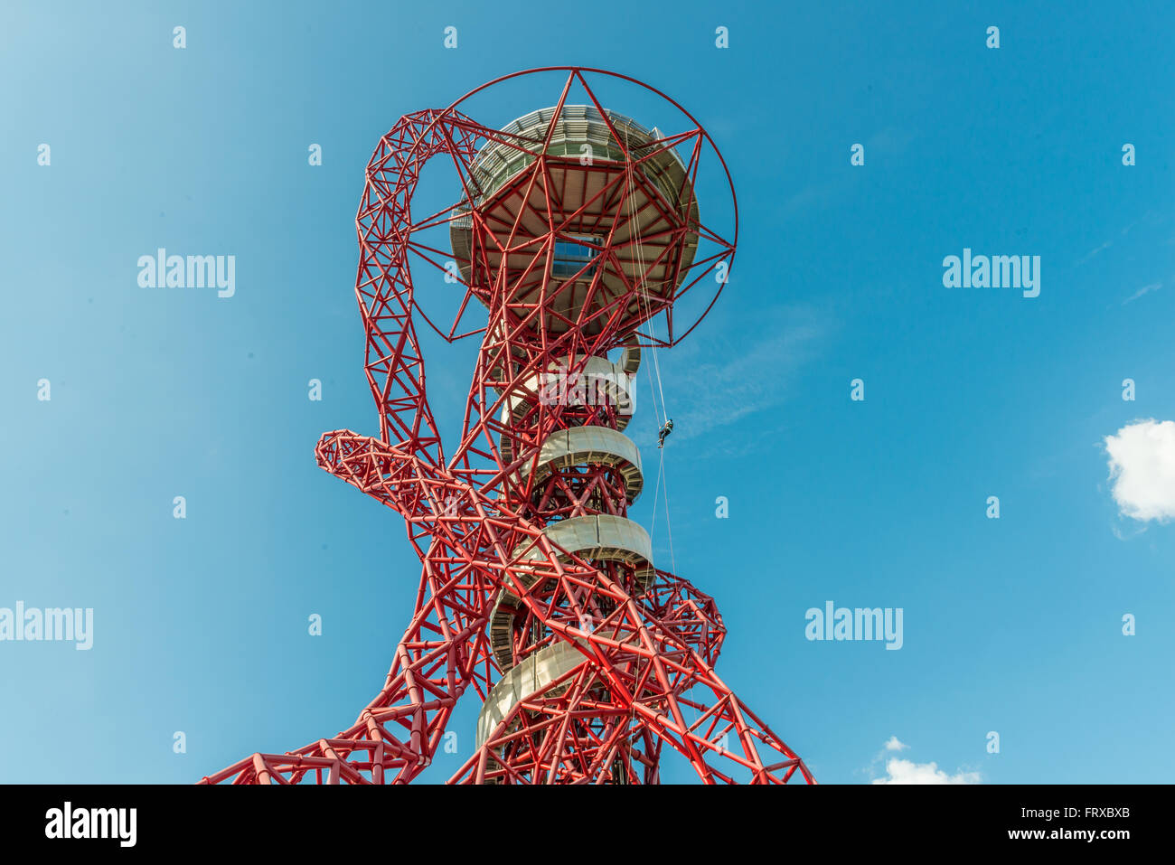London, Regno Unito - 22 agosto 2015:la discesa in corda doppia esperienza in ArcelorMittal orbita, Queen Elizabeth Olympic Park. Foto Stock