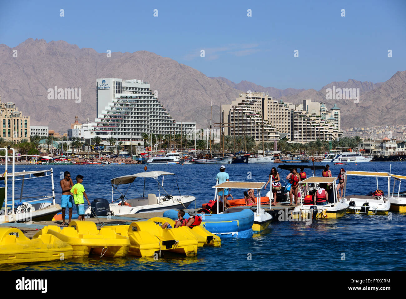 Barche a pedali a nord le spiagge, Eilat sul Mar Rosso, Akaba bay, South-Israel, Israele Foto Stock