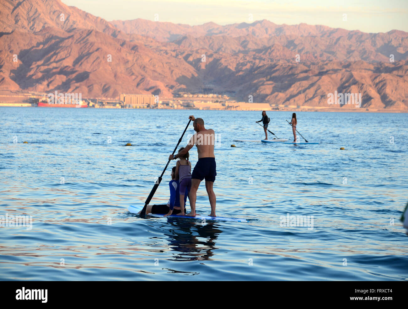 Stand up paddling a nord le spiagge, Eilat a Mare Rosso, Akaba bay, South-Israel, Israele Foto Stock