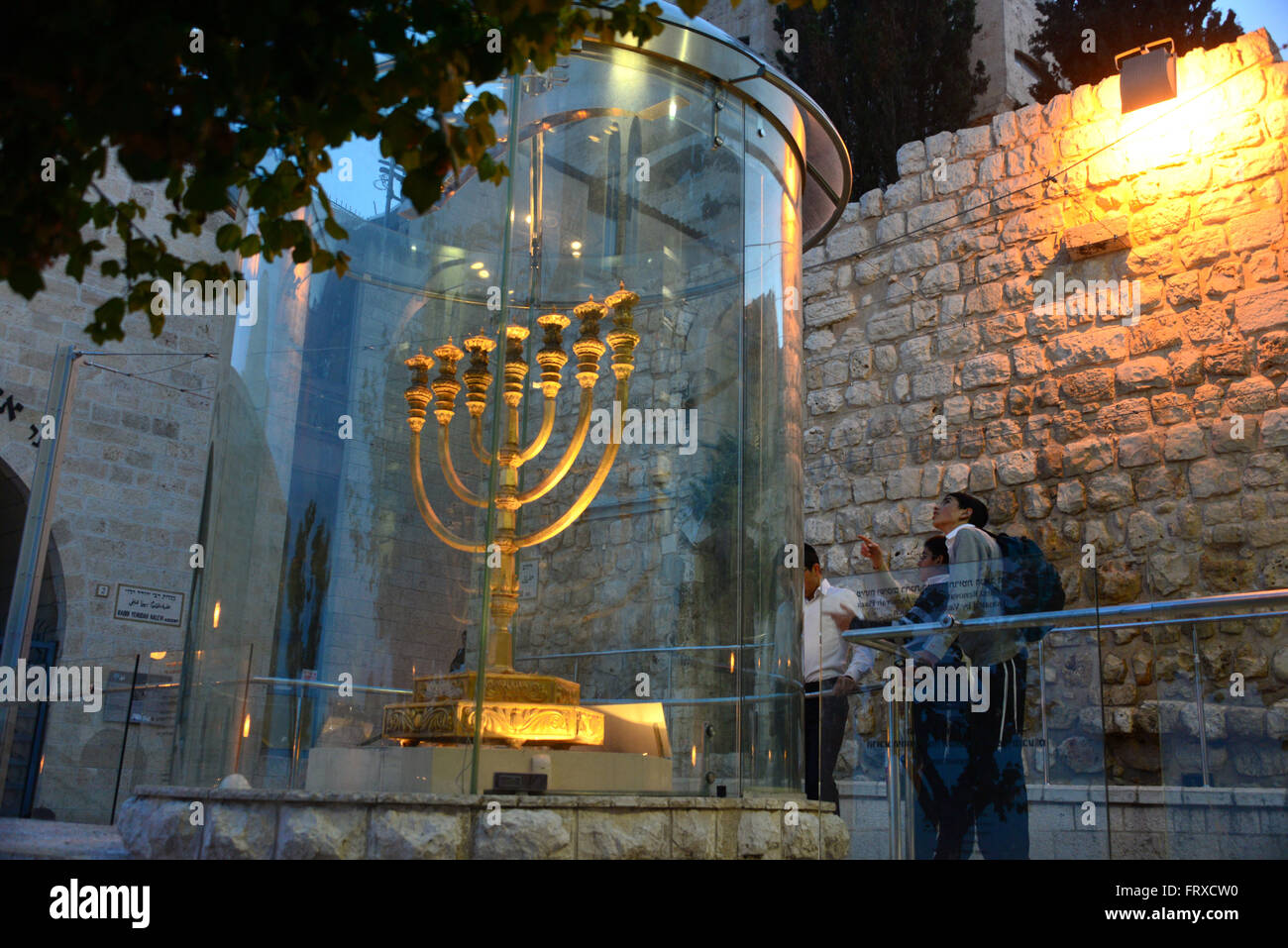 Golden Menora nel quartiere ebraico della città vecchia di Gerusalemme, Israele Foto Stock