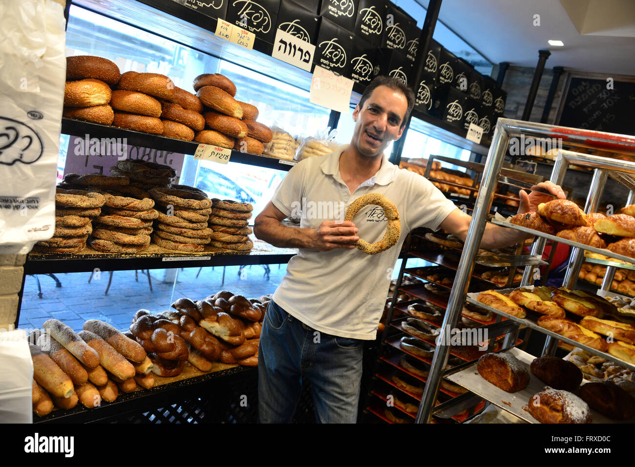 Shopping: diversi tipi di pane in un fornaio, Tel Aviv, Israele Foto Stock