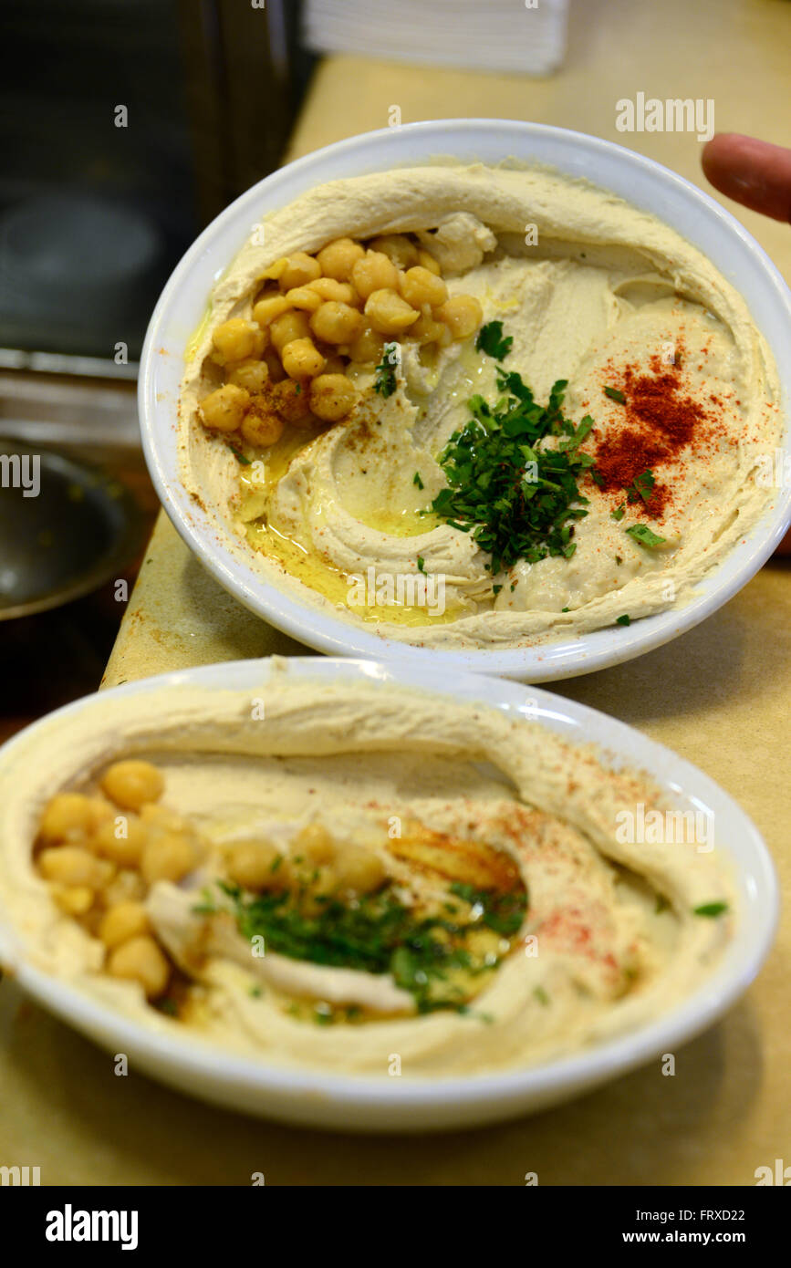 Humus nel ristorante Abu Hasan in Jaffa, Tel Aviv, Israele Foto Stock