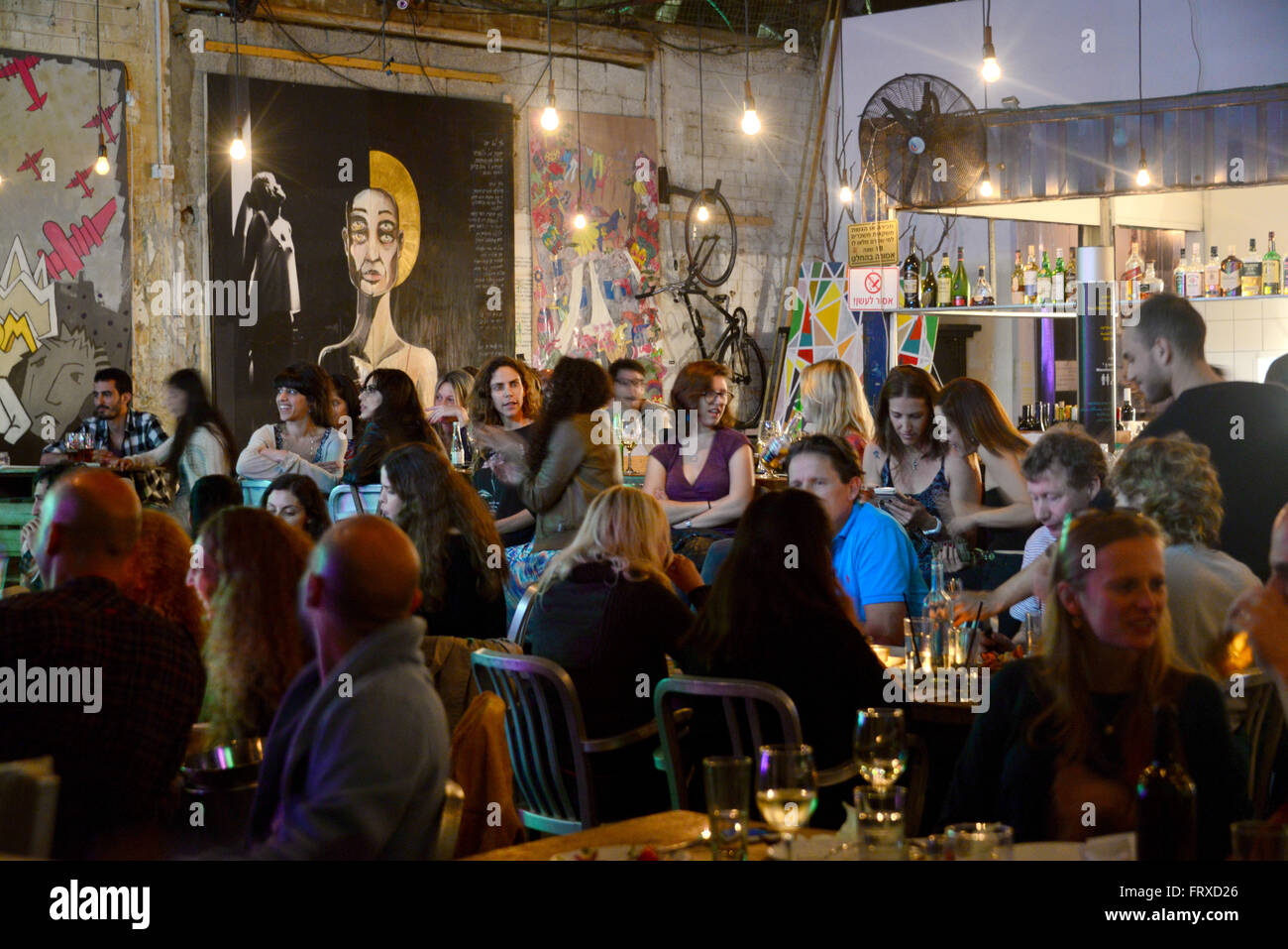 Music bar container nel porto vecchio di Jaffa, Tel Aviv, Israele Foto Stock