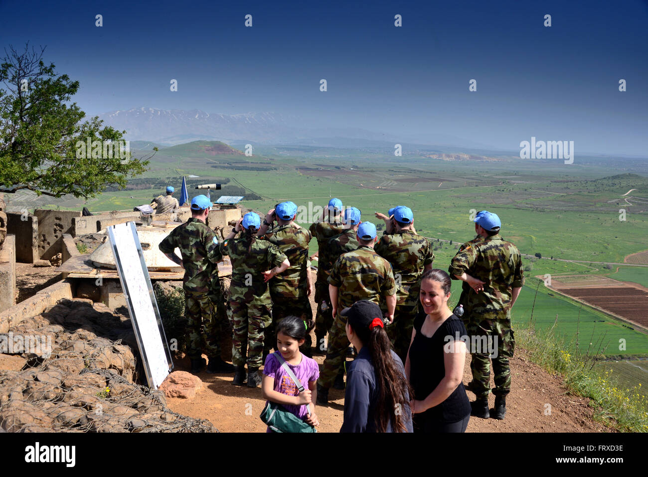 I soldati delle Nazioni Unite e dei turisti sul Monte Bental, Golan, Galilea, North-Israel, Israele Foto Stock
