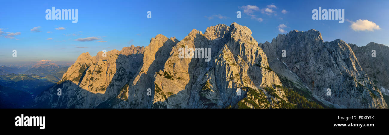 Vista panoramica dal Stripsenkopf al paesaggio di montagna con Loferer Steinberge e Wilder Kaiser, Zahmer Kaiser, Kaiser mountain range, Tirolo, Austria Foto Stock